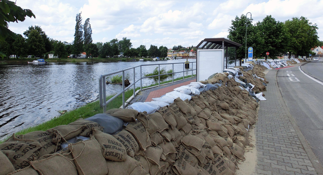Sandsackberge türmen sich zum Schutz Sandsackberge türmen sich zum Schutz