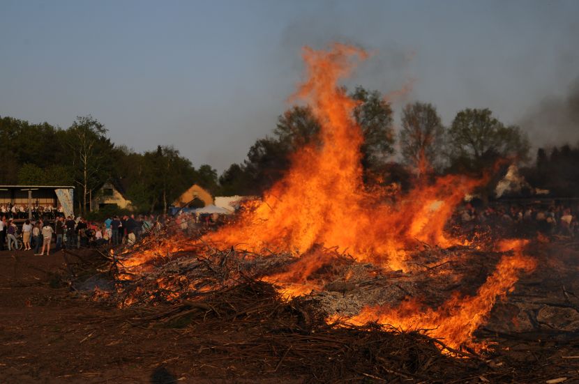 Osterfeuer in Willinghusen